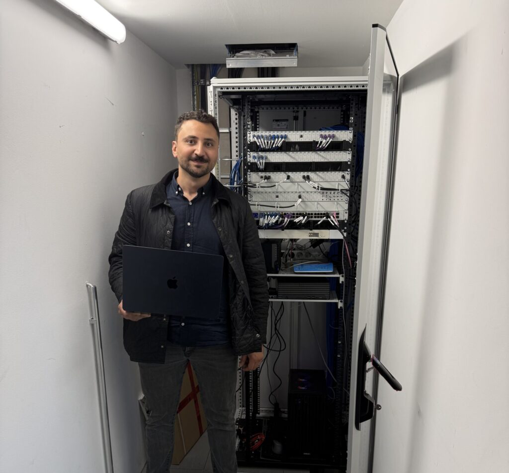 Techauch IT-Spezialist führt eine Infrastrukturanalyse im Serverraum in München durch
