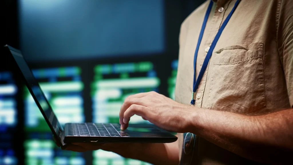 Techauch IT-Spezialist führt Patch-Management in München durch
