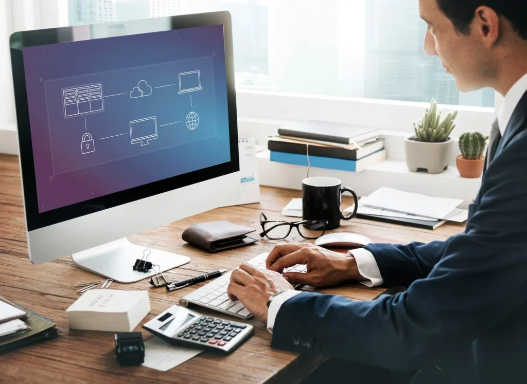 Techauch Cloud Experte analysiert ein Microsoft 365 Dashboard für einen Kunden in München