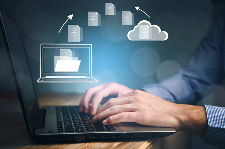 Techauch Experte konfiguriert verschlüsselte Cloud Backups für ein Unternehmen in München