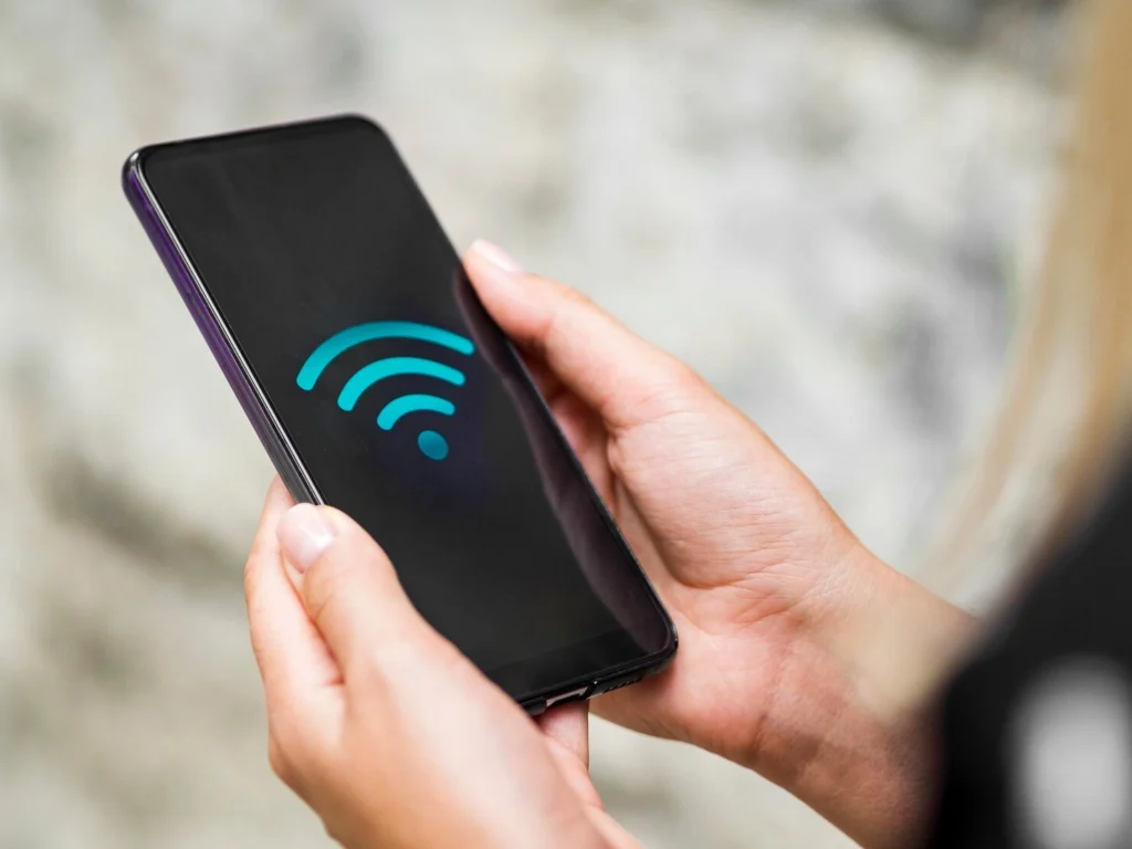 Techauch Netzwerktechniker installiert professionelle WLAN Access Points in München