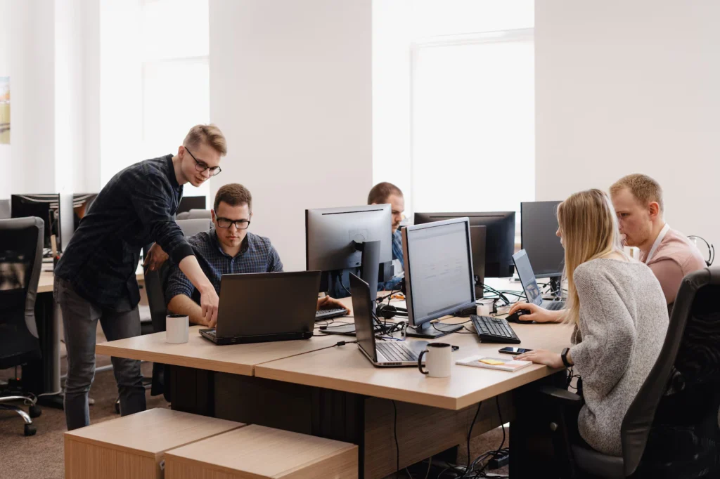 Techauch Techniker richtet einen sicheren Remote Arbeitsplatz für das Home-Office in München ein