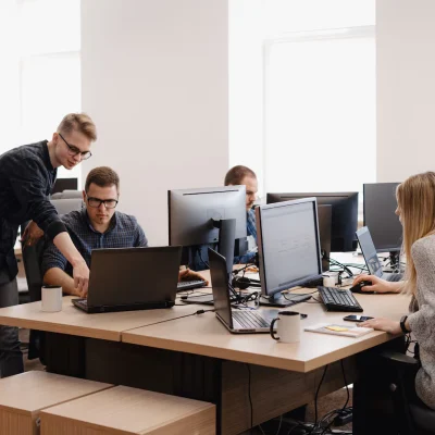 imgi_8_group-young-business-people-working-office_158595-5210(1)